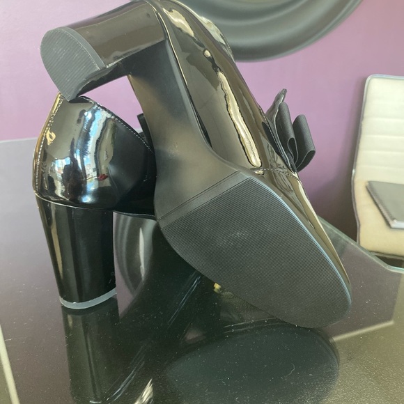 Chic Black Patent Leather Heels - Picture 5 of 5